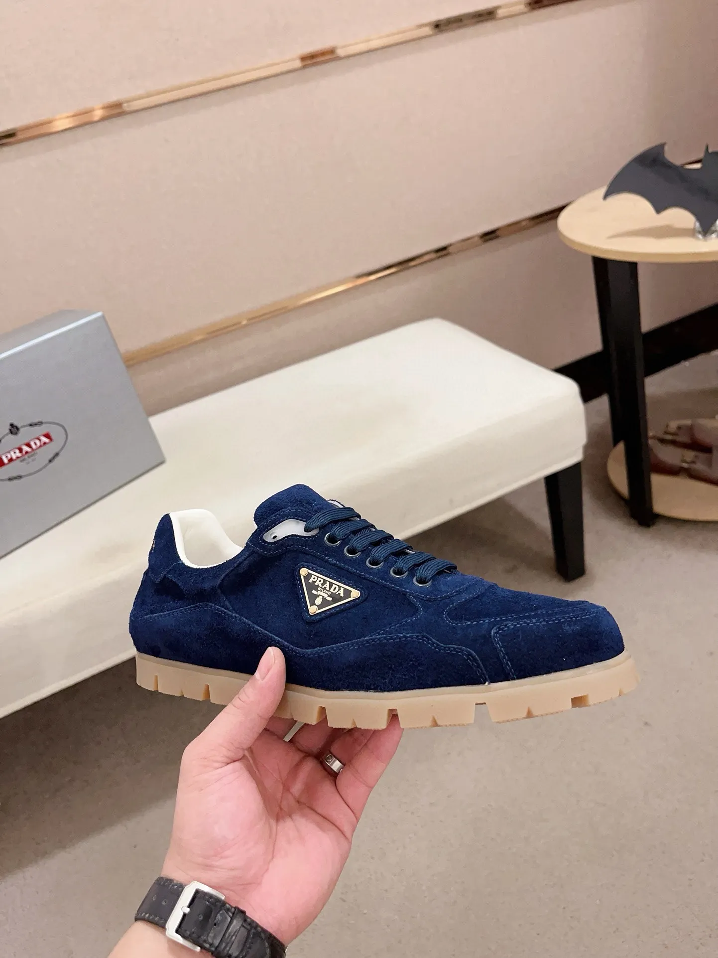 Men's shoes 💰 540💰 ✔️✔️✔️Higher version High-quality new PRADA (Prada) counters are launched at the same time. The new men's shoes and 😘 fabrics are made of high-tech glue-making technology. Lining: Full cowhide lining. 👍🏿 High-end ☄️ air-cushion molded anti-slip rubber outsole, exquisite lines, simple and elegant, comfortable and high-end for leisure travel. Code number: 38 to 44 (45 can be customized and cannot be returned or exchanged)